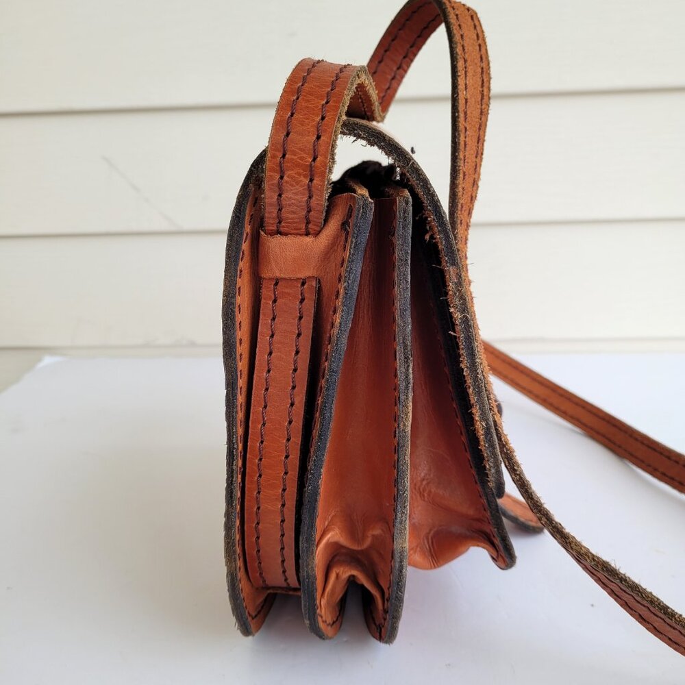 Vintage Handmade Thick brown leather crossbody saddle bag with embossed horse - Picture 5 of 9